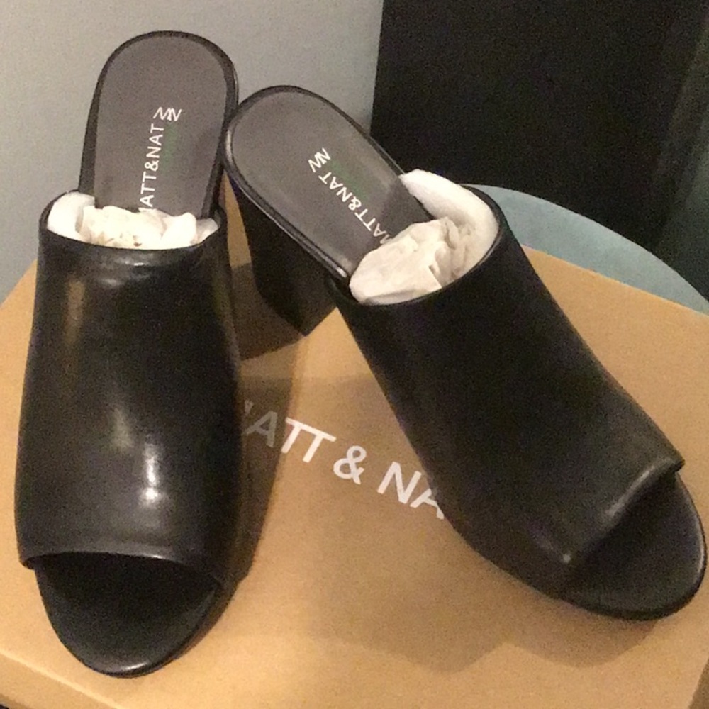 Black Sauve block-Heel Sandal.